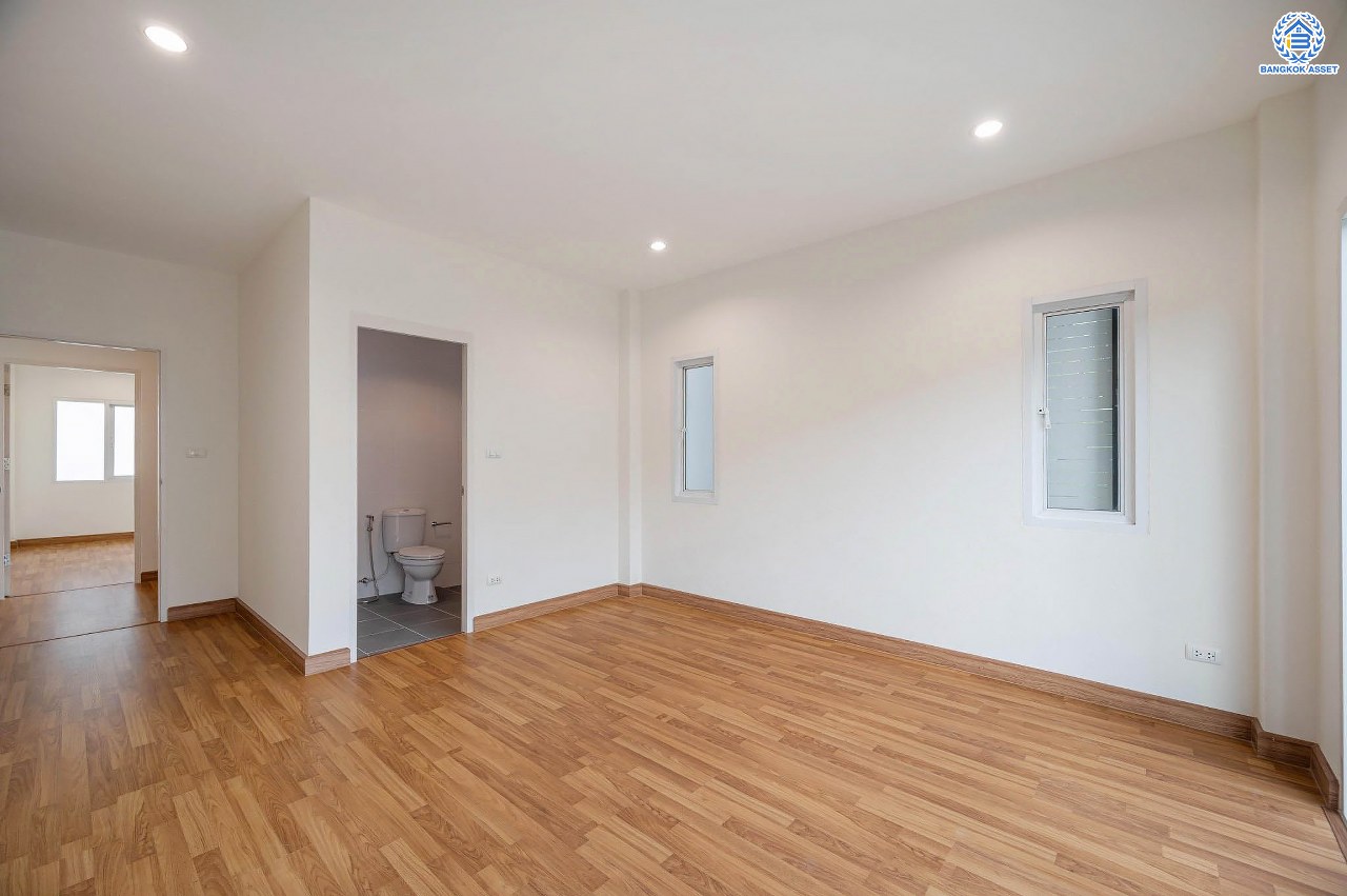 บ้านมือสองตกแต่งใหม่ โครงการ บุษราคัมรีเจนท์ ปิ่นเกล้า-บรมราชชนนี เนื้อที่  67.50 ตร.ว. ฟังก์ชัน 3 ห้องนอน 3 ห้องน้ำ จอดรถได้ 2 คัน สภาพแวดล้อมดี เดินทางเข้าสู่เมืองได้สะดวกเชื่อมต่อ ถนนพุทธมณฑลสาย 2, ถนนบรมราชชนนี, ถนนกาญจนาภิเษก, ถนนศาลาธรรมสพน์ ใกล้เซ็นทรัลปิ่นเกล้า, ตลาดสดธนบุรี และจุดขึ้นทางด่วน "ศรีรัช"